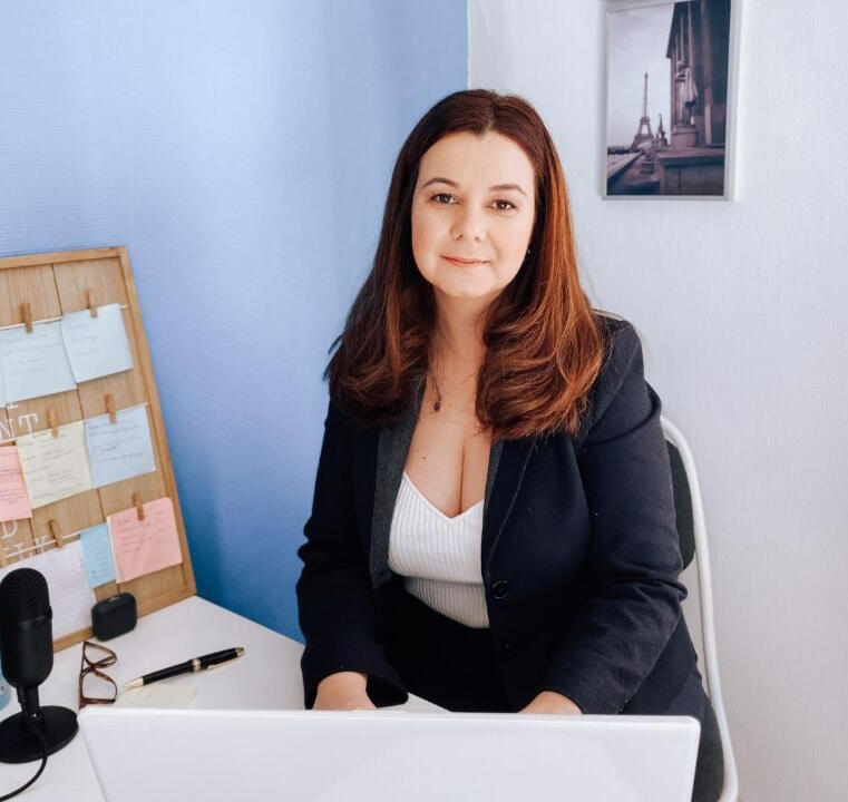 advogada, mulher cuidando de documentos administrativos